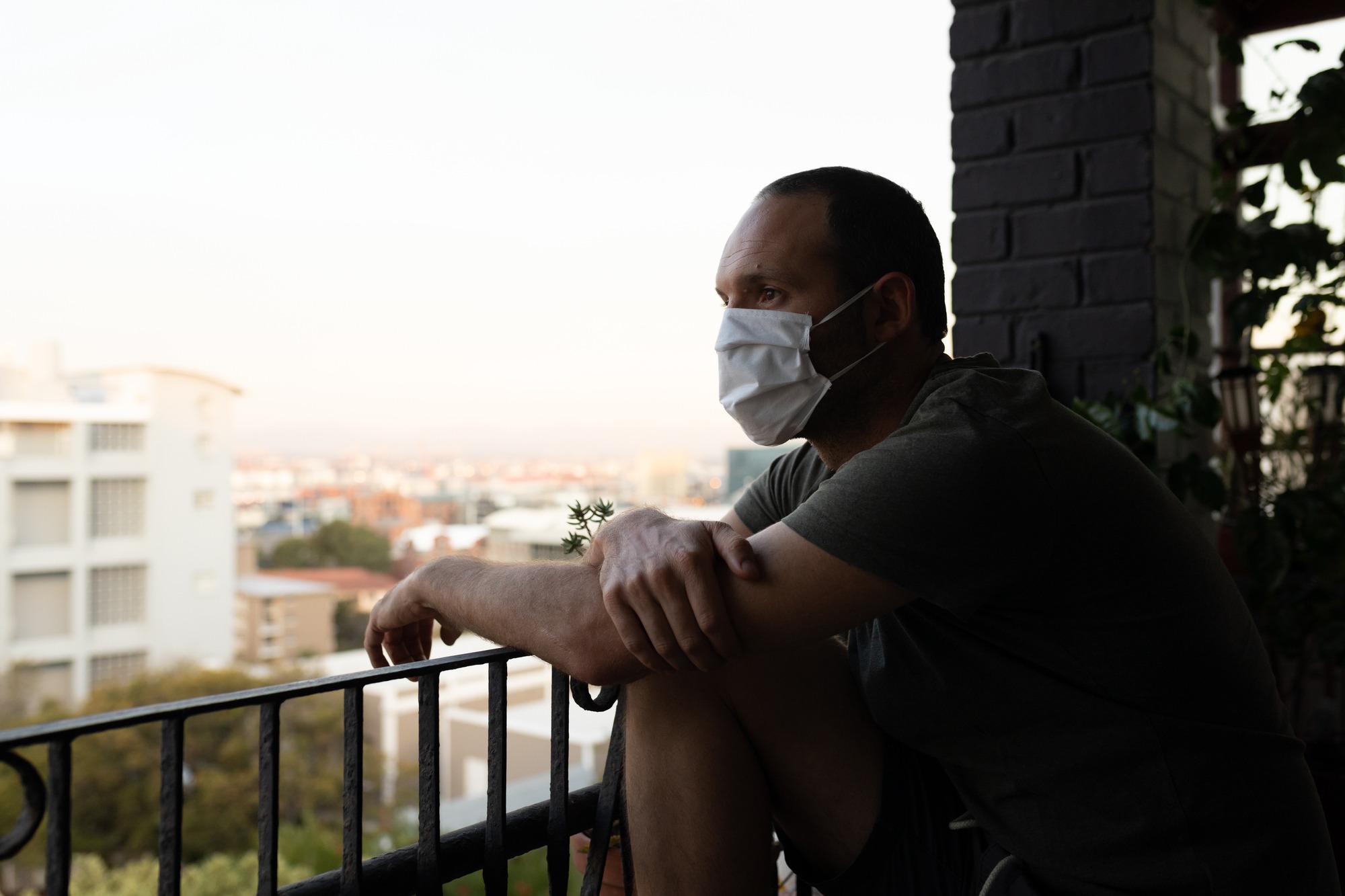 Man wearing mask sitting alone regarding the COVID-19 lawsuit filed against Quebec 