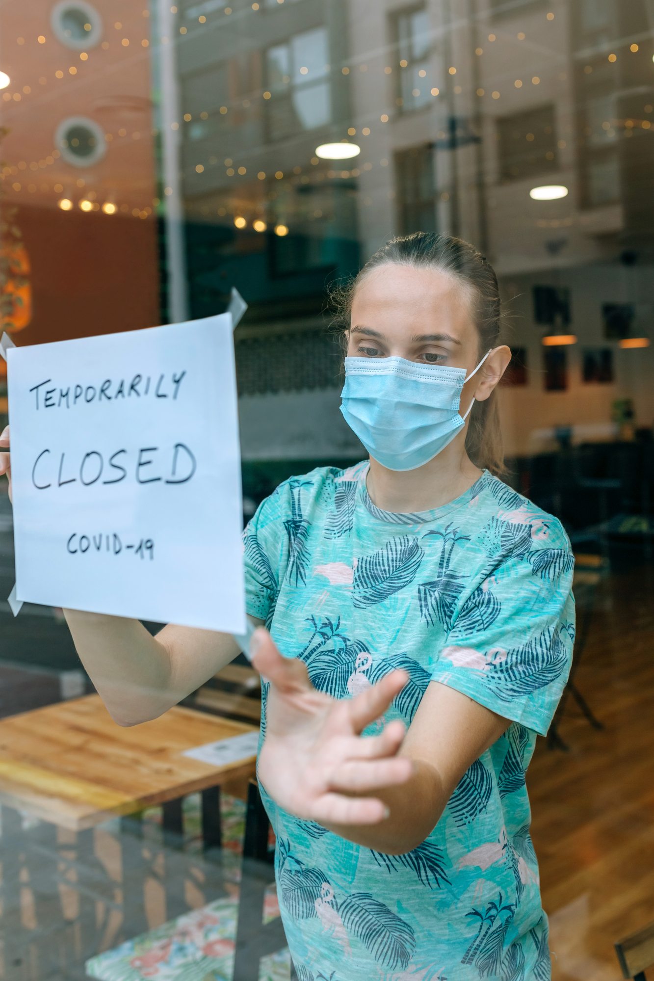 Restaurant hanging closed sign regarding the Allianz class action lawsuit filed over business interruption insurance 